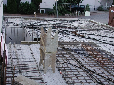 Abends liegen dann die Betonelemente auf dem Keller auf